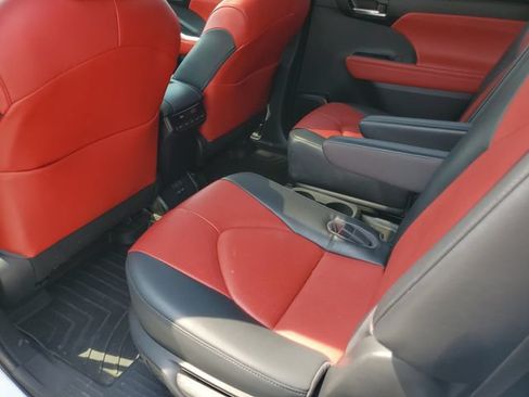 Used 2023 Toyota Highlander XSE AWD/4WD image 7