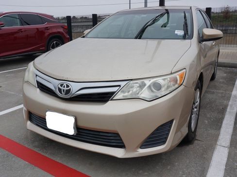 Used 2012 Toyota Camry LE image 1