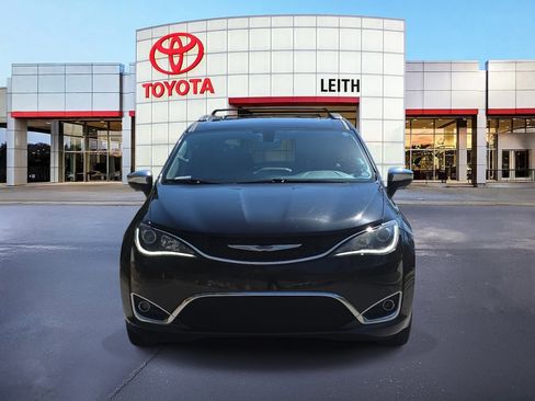 Used 2020 Chrysler Pacifica Limited image 2