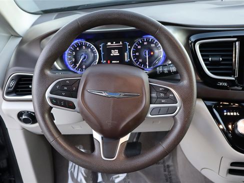 Used 2017 Chrysler Pacifica Touring w/ Tire & Wheel Group image 17