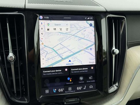 Used 2023 Volvo XC60 B5 Ultimate w/ Climate Package FWD image 3