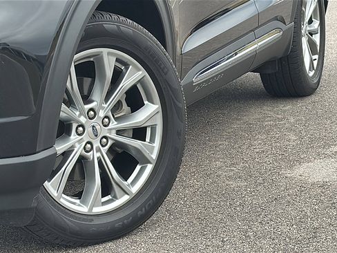 Used 2022 Ford Explorer Limited w/ Equipment Group 301A image 3