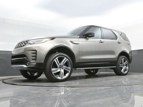 New 2025 Land Rover Discovery Metropolitan Edition AWD/4WD image 40