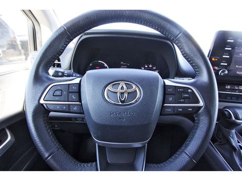 Used 2024 Toyota Sienna XLE image 9