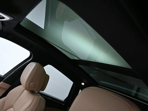Certified 2025 Porsche Macan AWD/4WD image 12