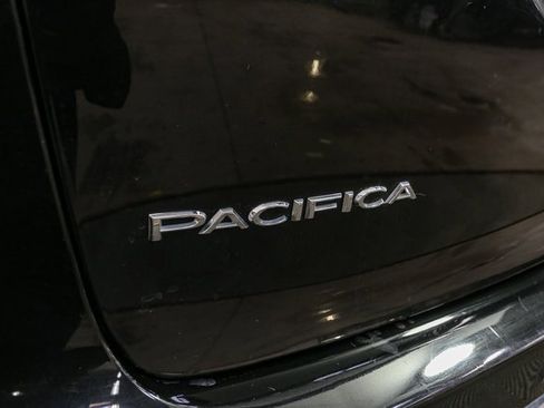 Used 2023 Chrysler Pacifica Limited image 9