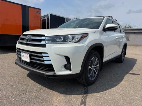 Used 2019 Toyota Highlander XLE AWD/4WD image 3