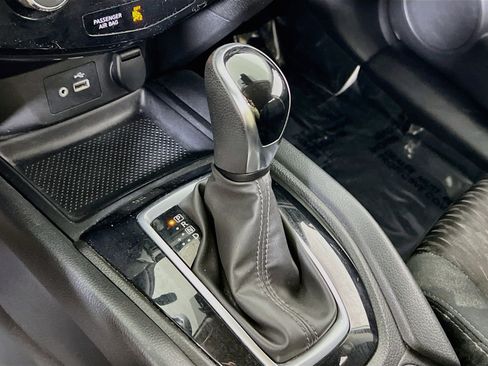 Used 2019 Nissan Rogue SV AWD/4WD image 16