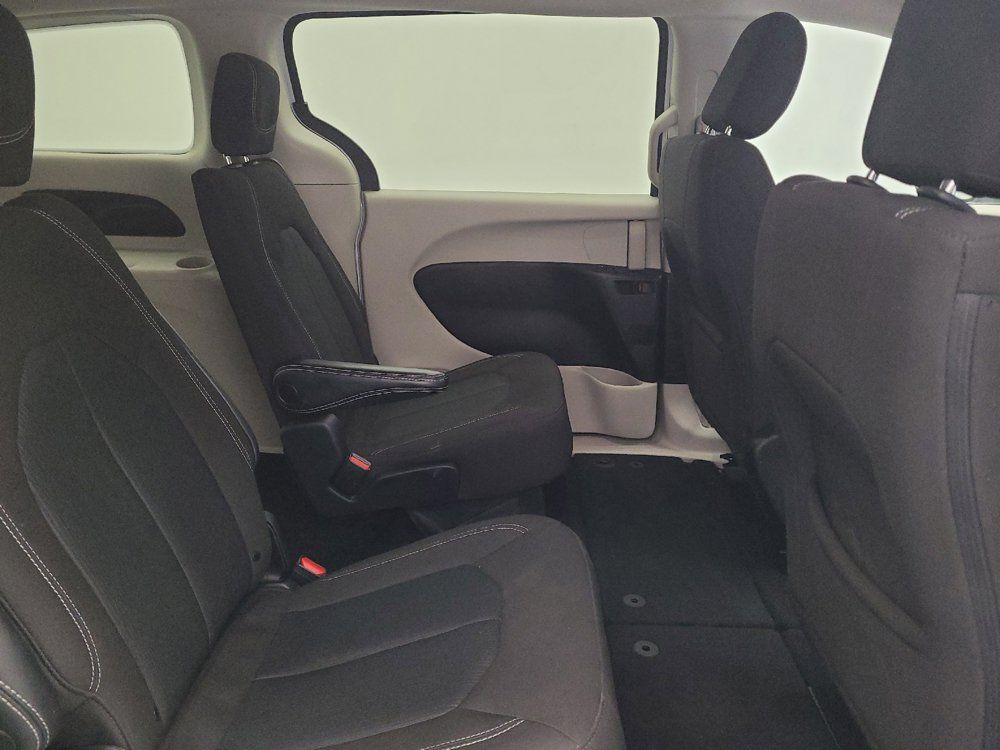 Used 2022 Chrysler Voyager LX FWD image 19