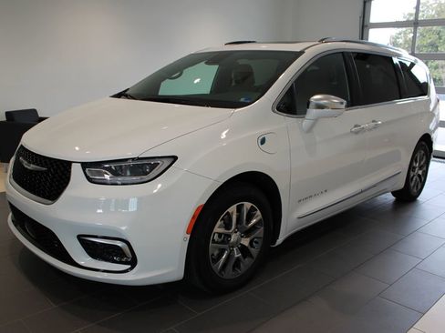 Used 2024 Chrysler Pacifica Pinnacle image 12