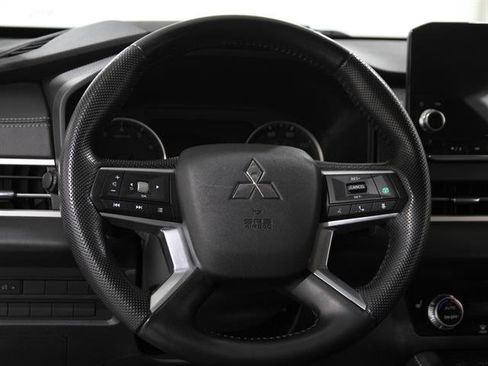 Used 2023 Mitsubishi Outlander SE image 7