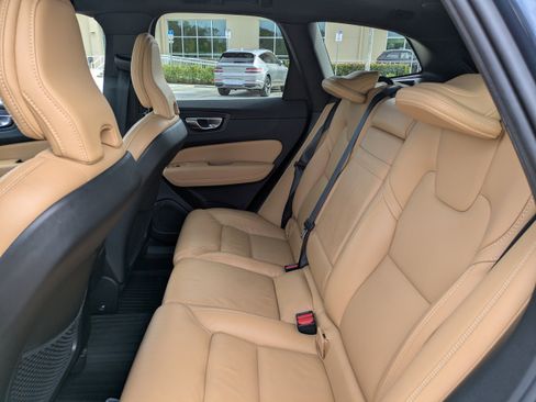 Used 2022 Volvo XC60 B6 Inscription w/ Protection Package Premier image 16