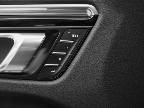 Used 2025 Porsche Macan image 24