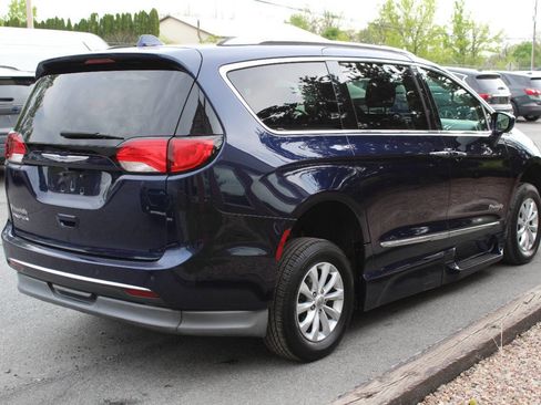 Used 2019 Chrysler Pacifica Touring-L FWD image 6