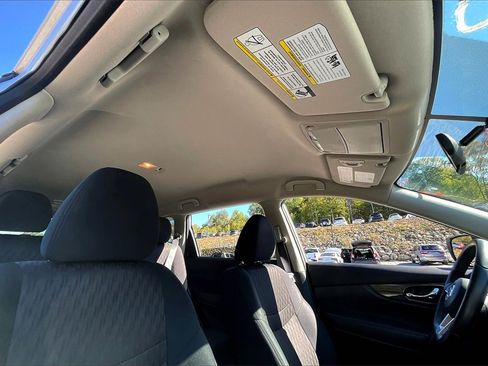 Used 2018 Nissan Rogue SV image 20