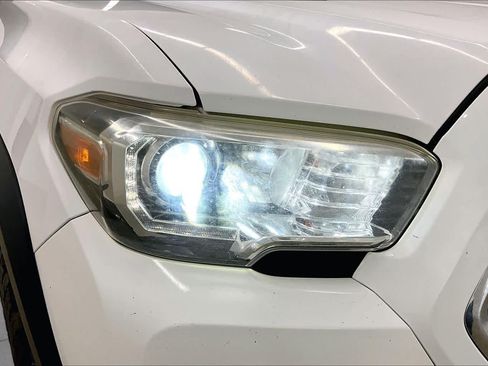 Used 2018 Toyota Tacoma TRD Off-Road AWD/4WD image 26