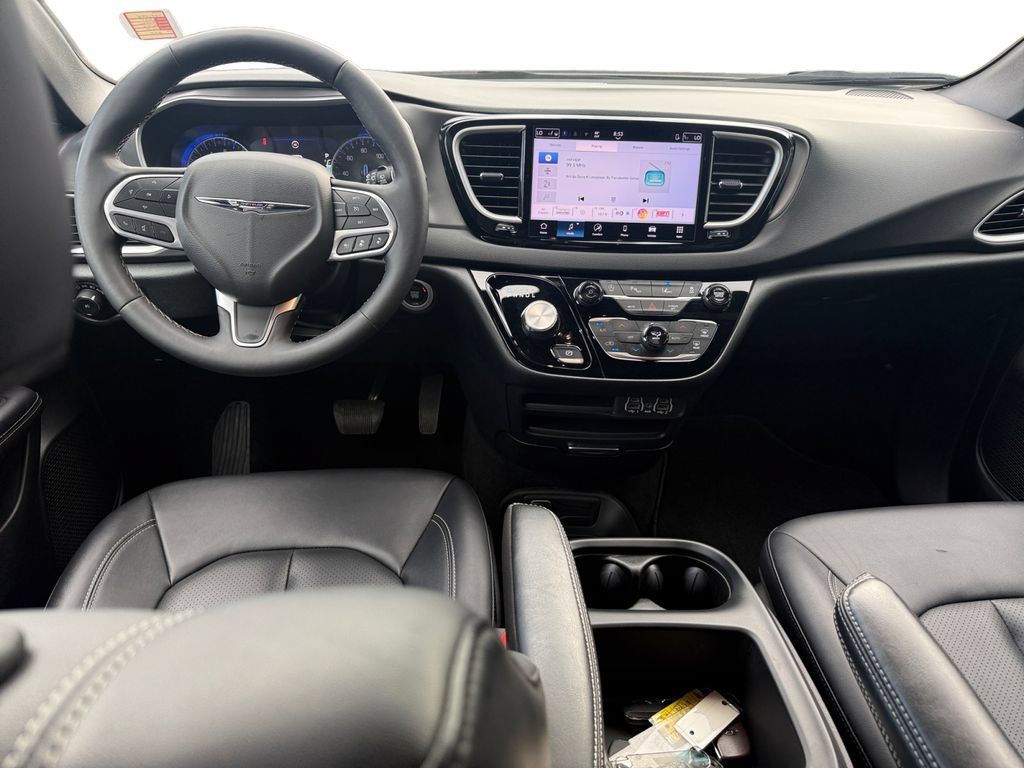 Used 2025 Chrysler Pacifica Select FWD image 10