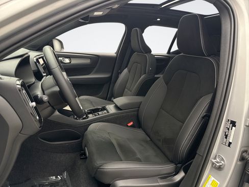Used 2025 Volvo XC40 B5 Plus AWD/4WD image 11