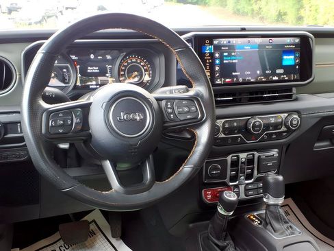Used 2024 Jeep Gladiator Mojave AWD/4WD image 11