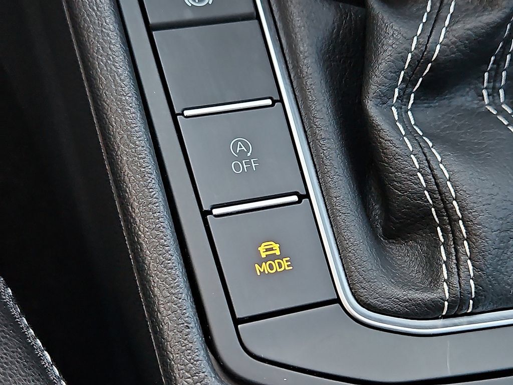 Certified 2025 Volkswagen Jetta SEL FWD image 24
