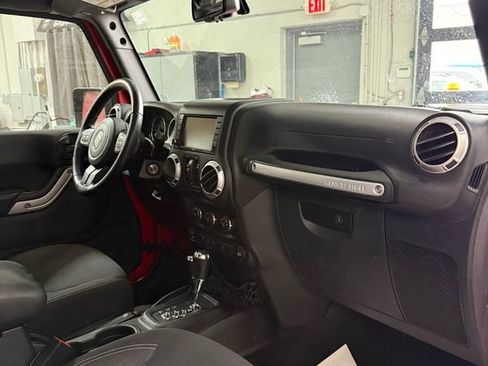 Used 2016 Jeep Wrangler Unlimited Sahara w/ Dual Top Group image 18