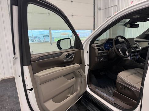 Used 2023 GMC Yukon XL SLT w/ SLT Premium Package AWD/4WD image 6