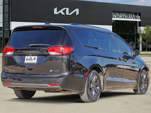 Used 2020 Chrysler Pacifica Limited w/ S Appearance Package image 6