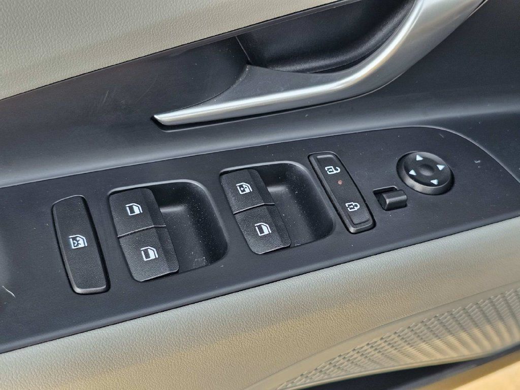 Used 2025 Hyundai Elantra Limited FWD image 15