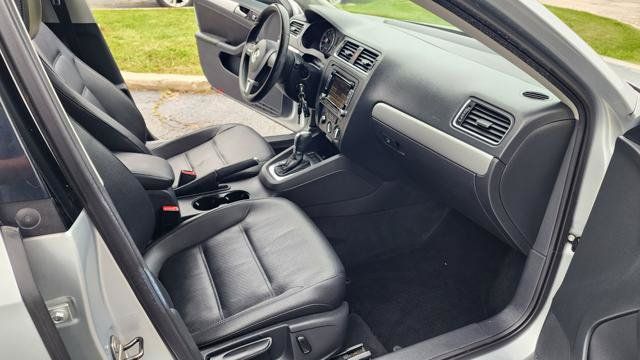 Used 2013 Volkswagen Jetta SE FWD image 16