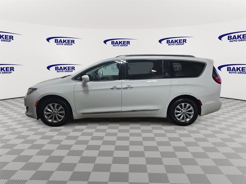 Used 2018 Chrysler Pacifica Touring-L image 8