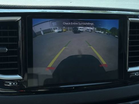 Used 2023 Chrysler Pacifica Touring-L FWD image 14