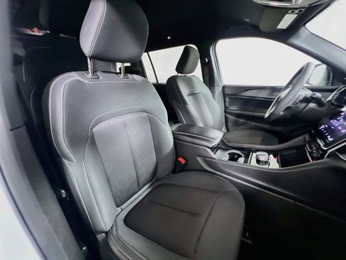 Used 2025 Jeep Grand Cherokee L Laredo RWD image 30