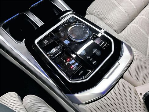 Certified 2025 BMW 760i xDrive AWD/4WD image 37