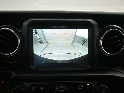 Used 2022 Jeep Wrangler Unlimited Sahara AWD/4WD image 19