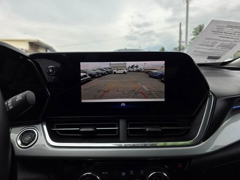 Used 2024 Chevrolet Trax LT w/ LT Convenience Package image 14