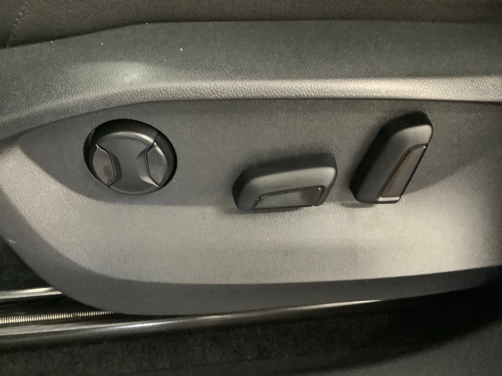Used 2023 Volkswagen Tiguan SE w/ Panoramic Sunroof Package FWD image 11