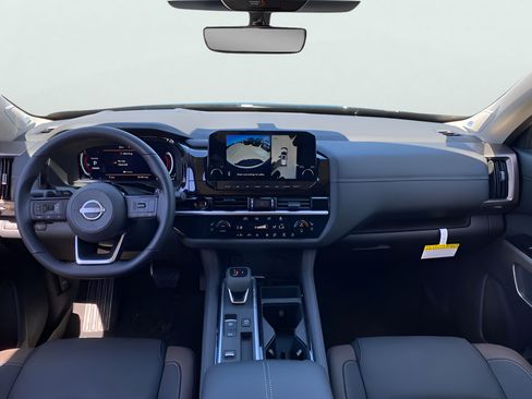 Used 2025 Nissan Pathfinder Platinum FWD image 68