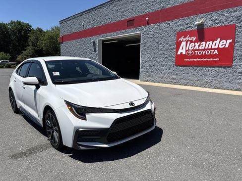 Used 2022 Toyota Corolla SE FWD image 1
