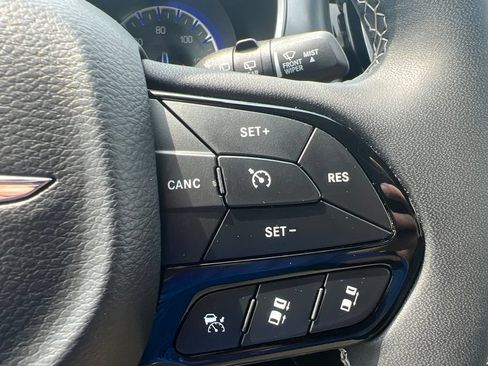Used 2025 Chrysler Pacifica Limited FWD image 12