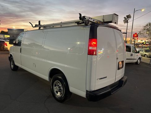 Used 2018 Chevrolet Express 2500 Extended image 3