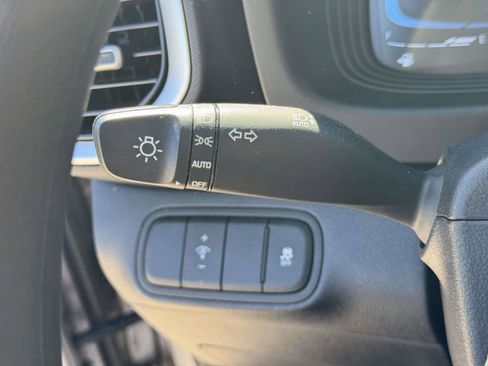 Used 2024 Hyundai Venue SE FWD image 19