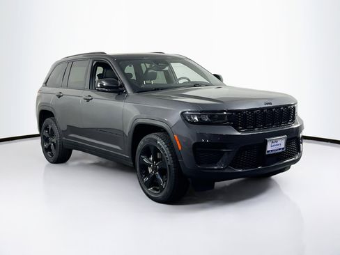 Used 2023 Jeep Grand Cherokee Altitude AWD/4WD image 3