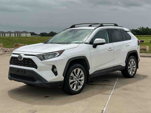 Used 2019 Toyota RAV4 XLE Premium w/ Cold Weather Package AWD/4WD image 7