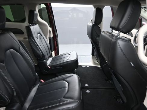 Used 2023 Chrysler Pacifica Touring-L AWD/4WD image 18