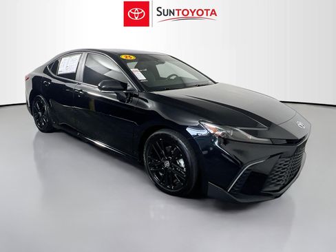 Used 2025 Toyota Camry SE w/ Convenience Package FWD image 1