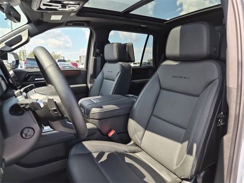 Used 2026 GMC Yukon Denali w/ Advanced Technology Package image 17