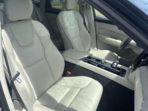 Used 2023 Volvo XC60 B5 Plus w/ Climate Package AWD/4WD image 17