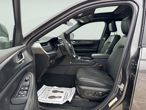 New 2025 Jeep Grand Cherokee L Altitude image 21