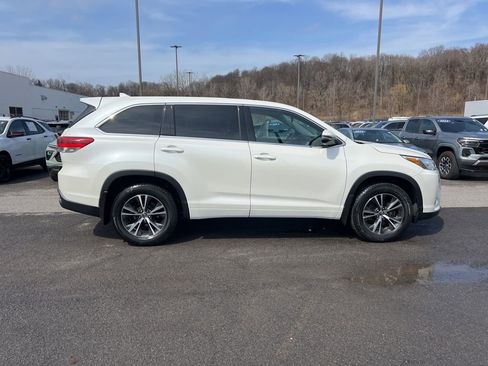 Used 2017 Toyota Highlander LE AWD/4WD image 6