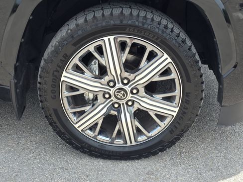 Used 2024 Toyota Sequoia Capstone AWD/4WD image 29